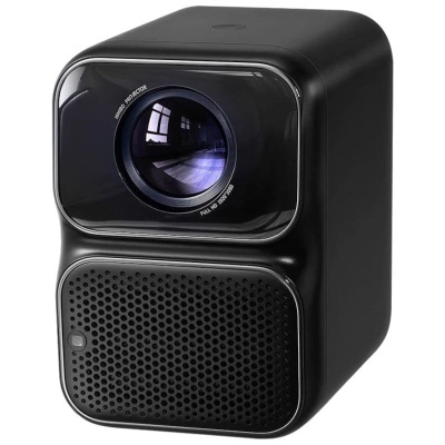 Projetor portátil preto com lente visível e ventilação frontal