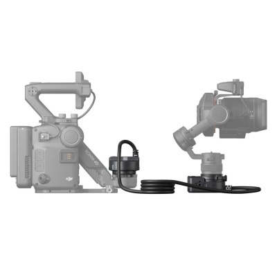 Equipamento DJI com câmara digital e estabilizador cinzento em fundo branco