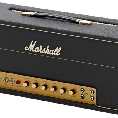 Amplificador de guitarra Marshall preto com painel dourado e botões