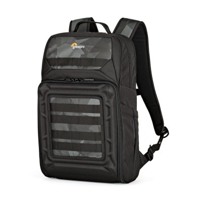 Mochila preta Lowepro com padrão geométrico cinza e alças acolchoadas
