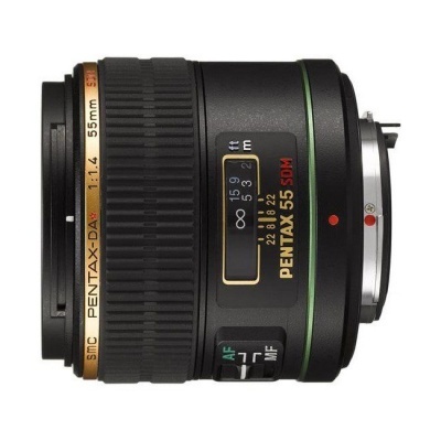 Objectiva preta PENTAX 55mm com anel dourado e marcações de foco