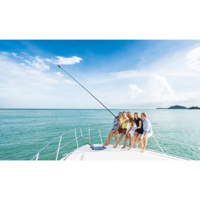 Quatro pessoas numa proa de barco a pescar no mar sob céu azul