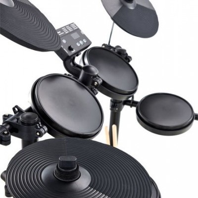 bateria eletrónica preta com pads e pratos