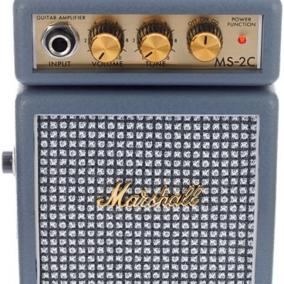 Amplificador de guitarra Marshall pequeno cinzento com botões dourados e grelha prateada.