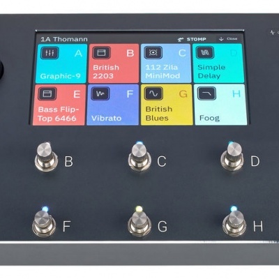 Pedaleira digital para guitarra com ecrã colorido, botões de controlo e oito pedais de metal