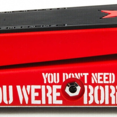 Pedal de guitarra vermelho com texto branco e superfície preta com estrela vermelha