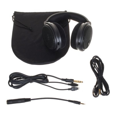 Auscultadores circum-aurais pretos com cabos e bolsa de tecido preta