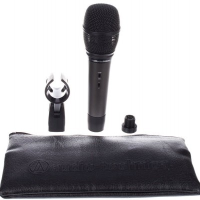 Microfone preto Audio-Technica com acessórios e bolsa preta