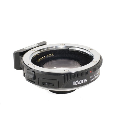 Adaptador de objectiva Metabones EF-MF Speed Booster ULTRA preto e prateado