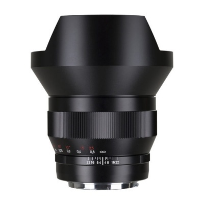 Objetiva fotográfica preta com marcações numéricas e anel de focagem em fundo branco