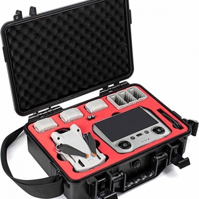 Mala preta com drone, baterias e comando dentro