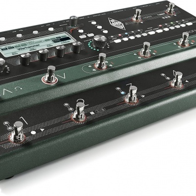 Pedaleira de guitarra multiefecto verde metálica com pedais e ecrã digital