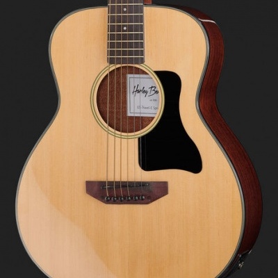 Guitarra acústica Harley Benton em madeira clara e escura com pickguard preto