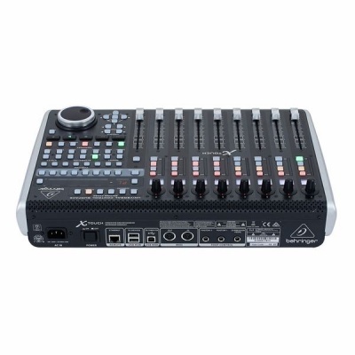 Mesa de mistura Behringer X-Touch preta com 9 canais deslizantes e botões