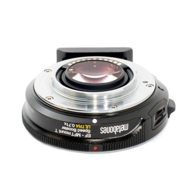 Lente para câmara Metabones EF-MFT Mount T preta com detalhes prateados em fundo branco