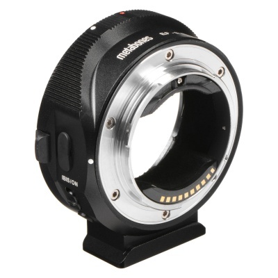 Adaptador de lente metálico Metabones IBISION preto com detalhes prateados