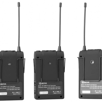 Três dispositivos transmissores e recetores sem fios BOYA BY-WM88 Pro B com antenas longas e etiquetas técnicas