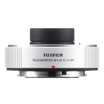Teleconverter Fujifilm prateado e preto com texto e indicador vermelho