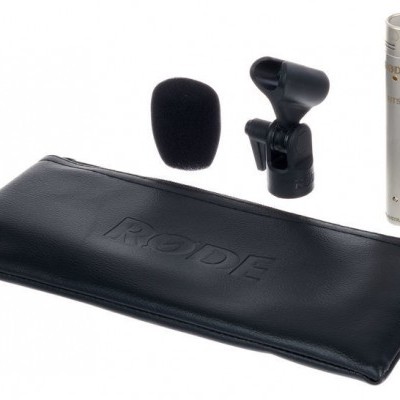 Conjunto com microfone tubular prateado, espuma preta, suporte e estojo preto RØDE