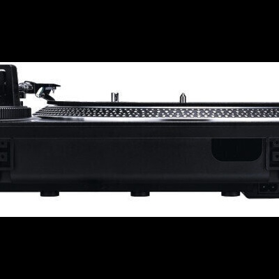 Gira-discos moderno preto com prato metálico e agulha em fundo branco