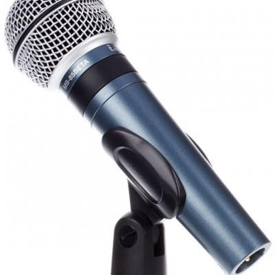 Microfone dinâmico azul escuro com suporte preto
