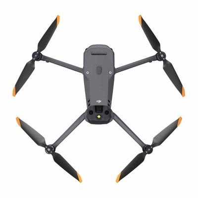 Drone DJI cinzento com hélices pretas e pontas laranja