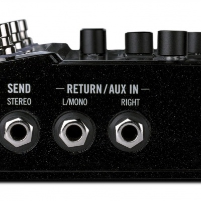 Pedal de efeito musical preto metal com botões e entradas jack etiquetadas