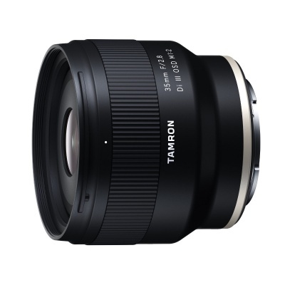 Lente fotográfica Tamron 35mm F/2.8 Di III OSD M1:2 preta com detalhes em prata