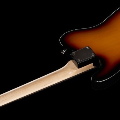 Guitarra elétrica com corpo sunburst e braço de madeira clara num fundo negro.