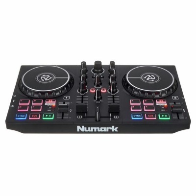 Controlador DJ Numark preto com duas rodas e botões coloridos