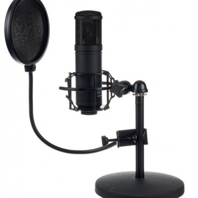 Microfone de estúdio preto com suporte e filtro pop