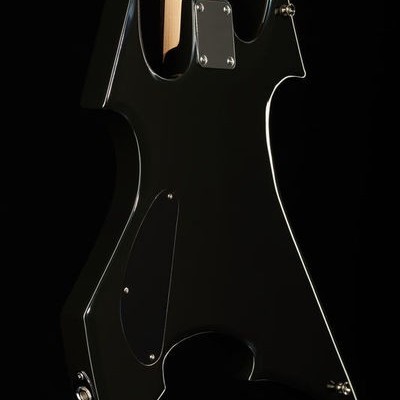 Parte traseira de guitarra elétrica preta com braço de madeira clara