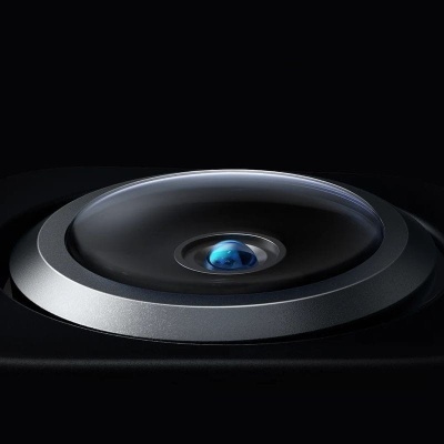 Coluna de som preta com aro prateado e cúpula azul no centro