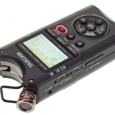 Gravador digital TASCAM preto com microfones integrados e ecrã LCD