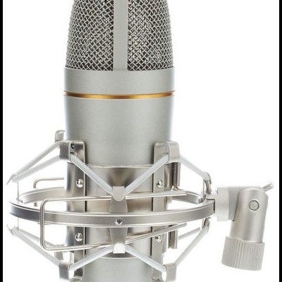 Microfone de condensador prateado com suporte metálico