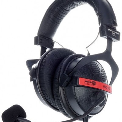 Auscultadores profissionais pretos com microfone e acolchoamento