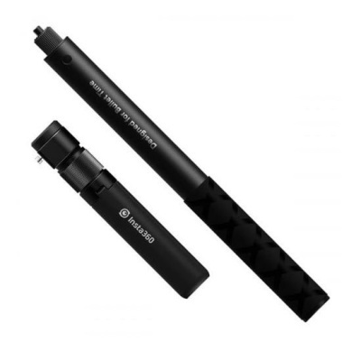 Bastão e suporte pretos da marca Insta360 com texto branco num fundo branco