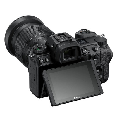 câmara digital Nikon preta com lente grande angular e ecrã LCD articulado