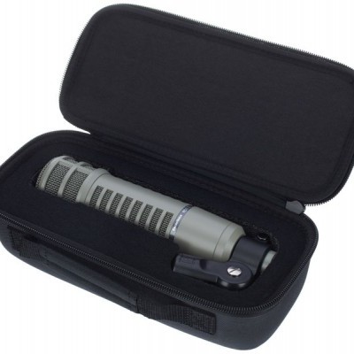 Microfone prateado dentro de estojo rígido preto com interior acolchoado