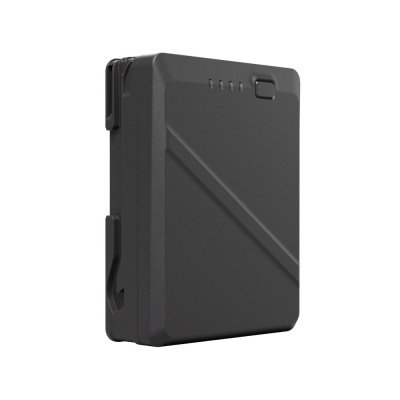 Estojo rígido portátil preto com textura rugosa e detalhes em relevo