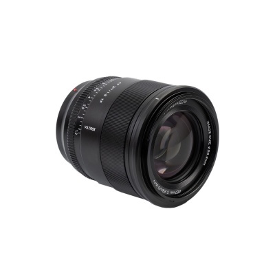 Objetiva fotográfica preta Fujinon XF 35mm F1.4 R sobre fundo branco