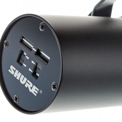 Microfone profissional preto com entradas USB e XLR da marca Shure