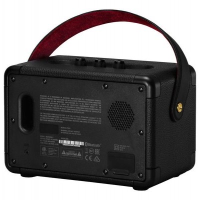 rádio portátil preto com alça vermelha escura e painel traseiro com textos e etiquetas