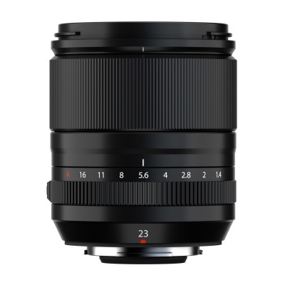 Objetiva de câmera preta com escala de diafragma e número 23 em vermelho