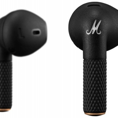 Auriculares wireless pretos com textura e letras M e L