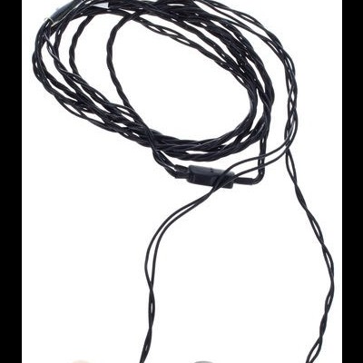 Auscultadores intra-auriculares pretos com pontas cor bege e plugue em ângulo.