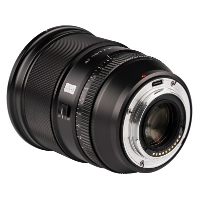 Lente fotográfica preta com texto AP 75mm f/1.8 e base metálica prateada