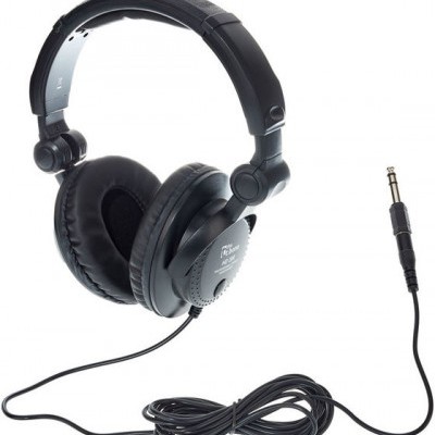 Auriculares profissionais pretos com cabo e ficha jack em fundo branco