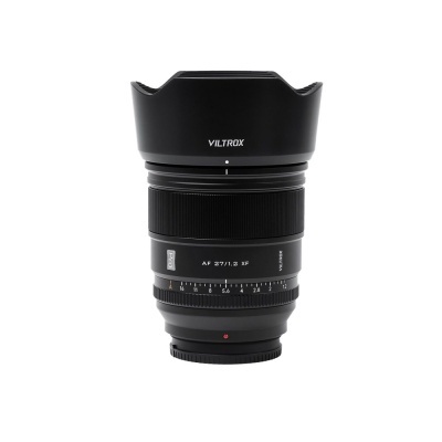 Lente de câmera preta Viltrox AF 27/1.2 XF com parasol em fundo branco