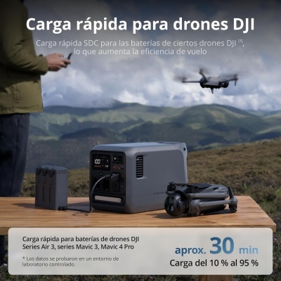 Carregador rápido, bateria e drone DJI em mesa ao ar livre com montanhas ao fundo